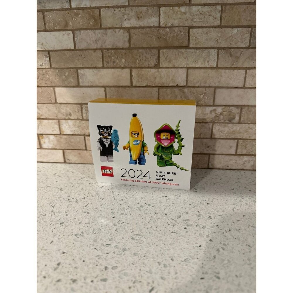 Calendar,‎ 2024 Minifigure a Day Calendar